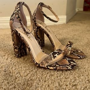 Leopard print Lulus Heels (6.5)